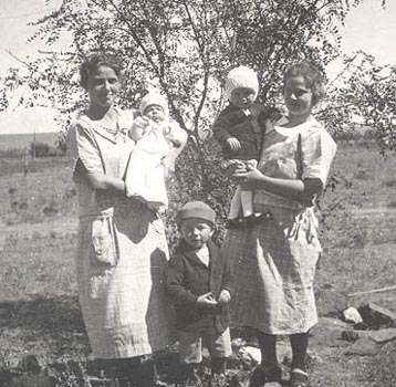 Hulda with Anna and family, New Mexico