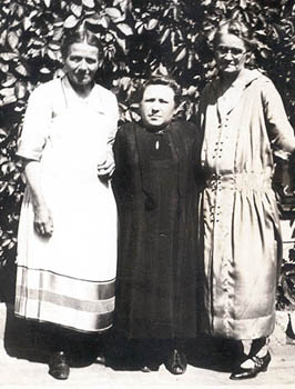 Anna Mueller, Marie Rieckmann, Kate Scheffel