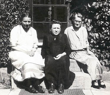 Anna Mueller, Marie Rieckmann, Kate Scheffel