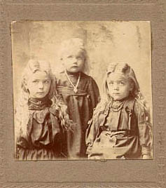 Anna, Hulda and Clara Mueller, 1905