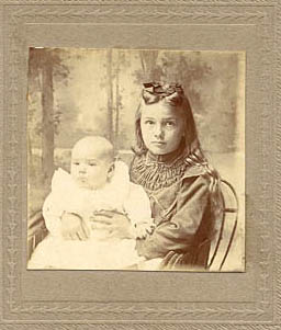 Frieda and baby Bill Mueller, 1905